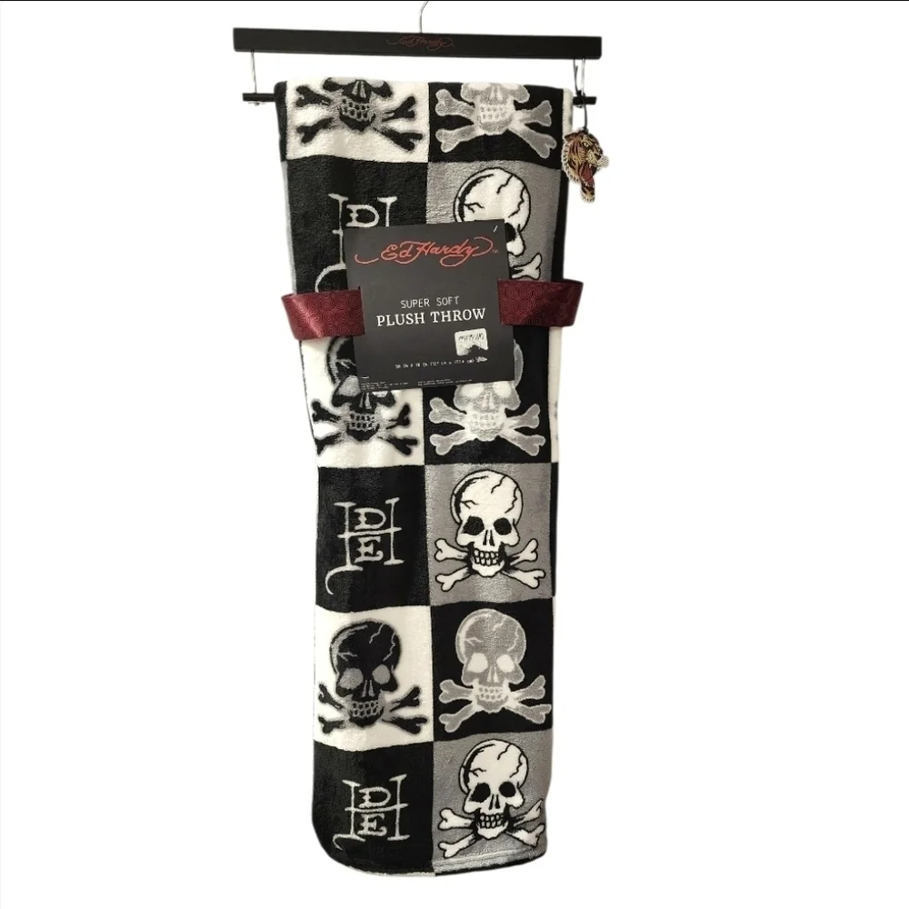 Ed Hardy Black White Skull And Crossbones Super Soft Plush Blanket Throw, NWT